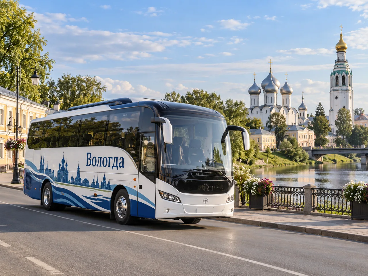 Брендированный пассажирский автобус с надписью Вологда на фоне города